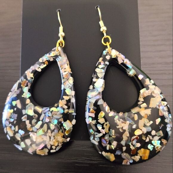 New Black Teardrop Crushed Shell in Black Acrylic Dangle Earrings - Picture 1 of 3